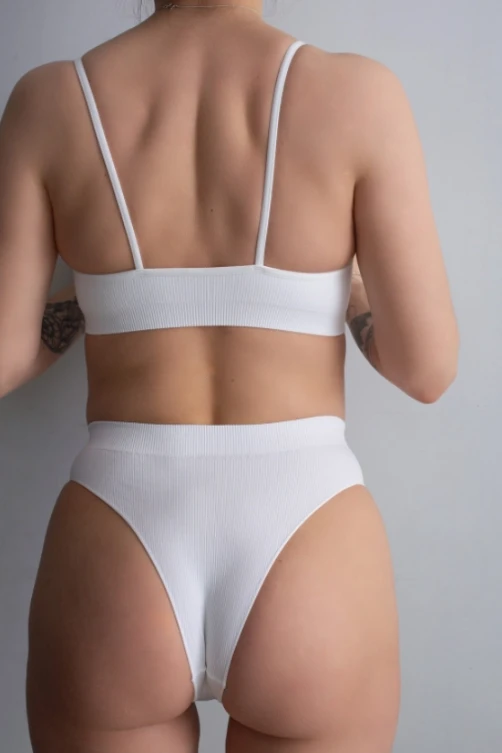 Бесшовный топ на тонких бретелях GIULIA CAMI TOP RIB